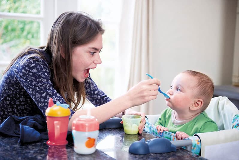 غذای کمکی کودک باید از شش ماهگی کودک به بعد در کنار شیر مادر یا شیر خشک آغاز شود